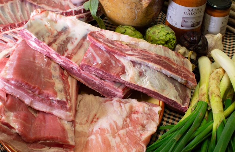Foto de mucha carne de ternero con verduras - Lo cistell